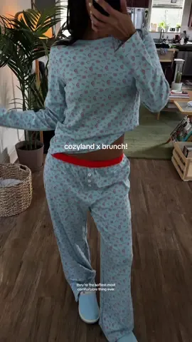 I can’t!!! this is SO good @Cozyland @Brunch. my new favorite PJs & slippers combo #pjs #cozyland #pajamas #slippers #chicpjs 