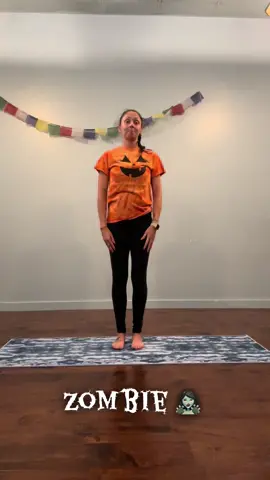 Halloween yoga poses 🎃 👻 #halloween #yoga #creative #movement #fyp 