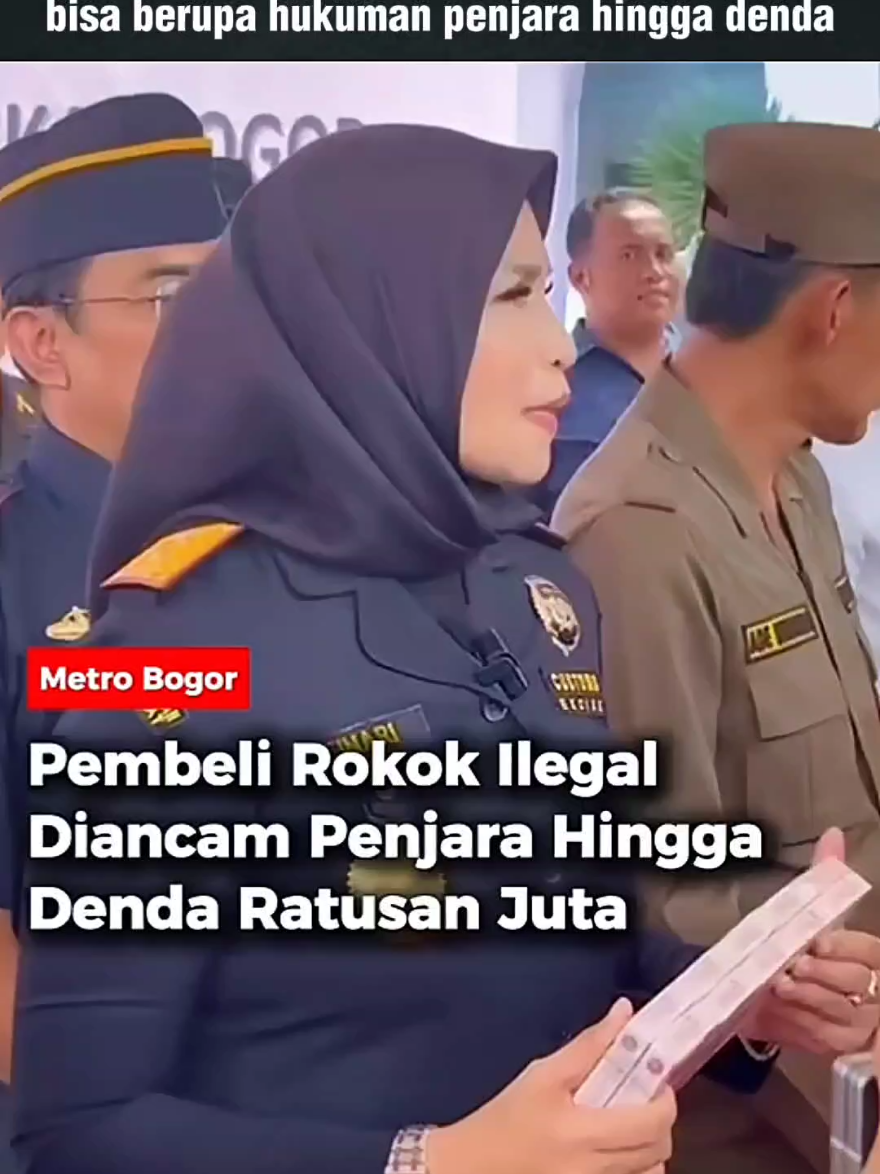 pihak bea cukai tidak main main untuk berantas peredaran rokok ilegal Pengedar atau penjual rokok ilegal termasuk melakukan pelanggaran yang dapat berpotensi sebagai pelanggaran pidana. Ancamannya pun tak main-main bisa berupa hukuman penjara hingga denda. Hal itu diungkapkan Kepala Kantor Wilayah Direktorat Jenderal Bea dan Cukai (DJBC) Jawa Barat Finari Manan saat melakukan pemusnahan rokok dan miras ilegal di halaman Stadion Pakansari, Cibinong, Kabupaten Bogor, Selasa (21/10).  🎥: Fahriza/Metro Bogor #rokokilegalrugikannegara  #stoprokokilegal  #pemusnahanrokokilegal  #berantasrokokilegal  #beacukai 