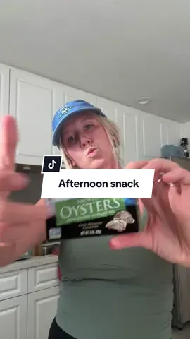 Weird combo but it works, ya know? #oysters #smokedoysters #prometabolic #snackideas #crunchymom 