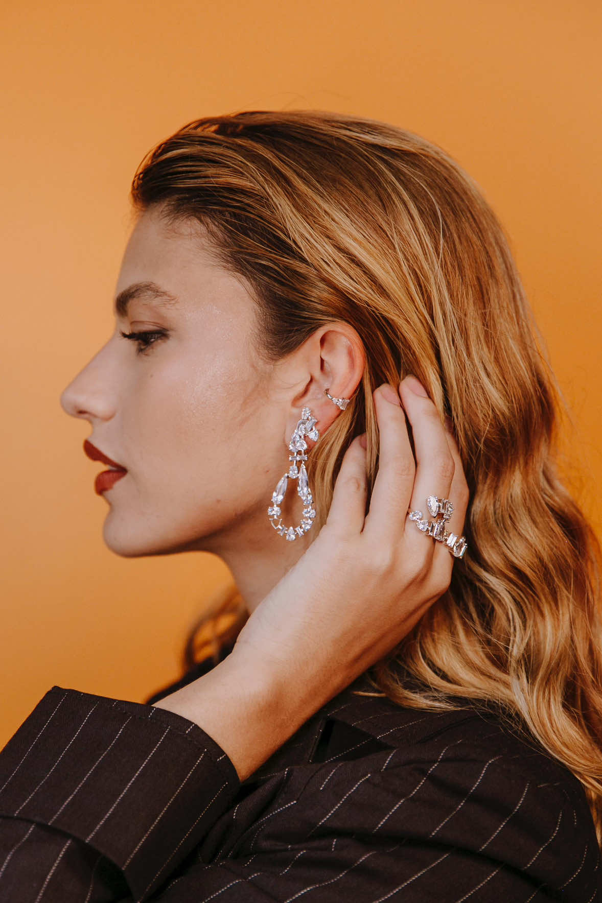 A @lifebyvivara e a @Marina Ruy Barbosa me chamaram pra um brunch pra lançar a coleção Aspen, e eu saí de lá meio apaixonada. As peças têm essa vibe de elegância sem esforço, um brilho que combina com o momento, com o agora.  Extraordinário é isso. viver o presente, e brilhar nele.