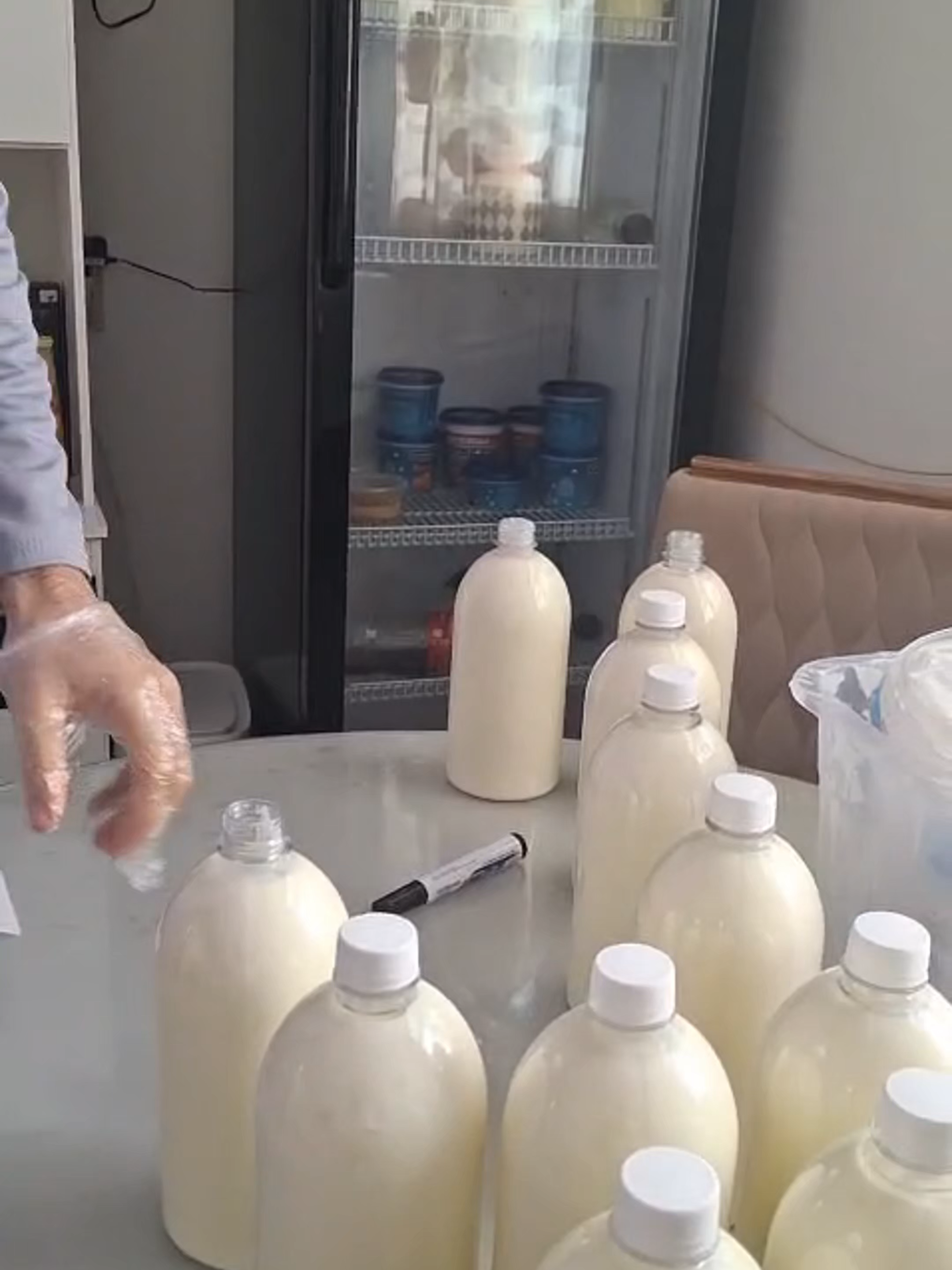 Cremoso, natural y lleno de probióticos para tu salud. No soy una empresa, soy una persona que cree 💛 Cada frasco de mi yogur artesanal está hecho con alma, paciencia y amor. Empieza con lo que tengas, donde estés… y lo demás llega solo. 🥛🍶 #YogurArtesanal #HechoConAmor #Natural #Cremoso #Probioticos #Montevideo #emprendimiento