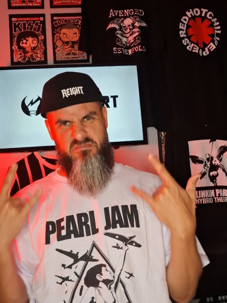 Curtiu qual peita? Já cola na @blitzartshop pra conferir as bandas que tem lá! Certeza que sua banda favorita tá lá! E tem cupom: RAFAREIGHT pra garantir um desconto! 🛒Corre lá e garante a sua #RockStyle #BLITZART #RockWear #CamisetasDeBanda #EstiloRock 