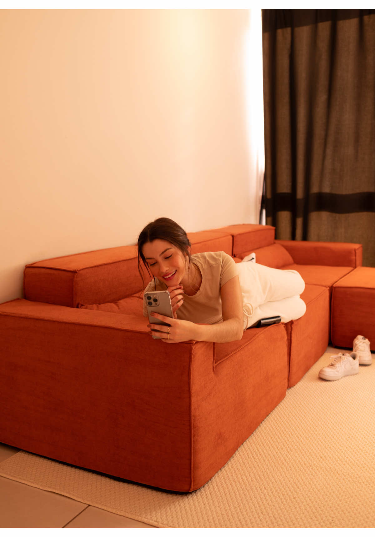 Carregar #sofa pesado, suar pra passar na porta e ainda sair com dor nas costas? 😩 Aqui não, bebê! 😎 Com a Modifika, é sem esforço, sem estresse e sem drama. Caixa leve, montagem zero e conforto gigante, do jeito que tem que ser 😊 ✨ Sofá aqui não é só sofá. É liberdade, praticidade e boas vibes 🩵 #praticidade #fyp 