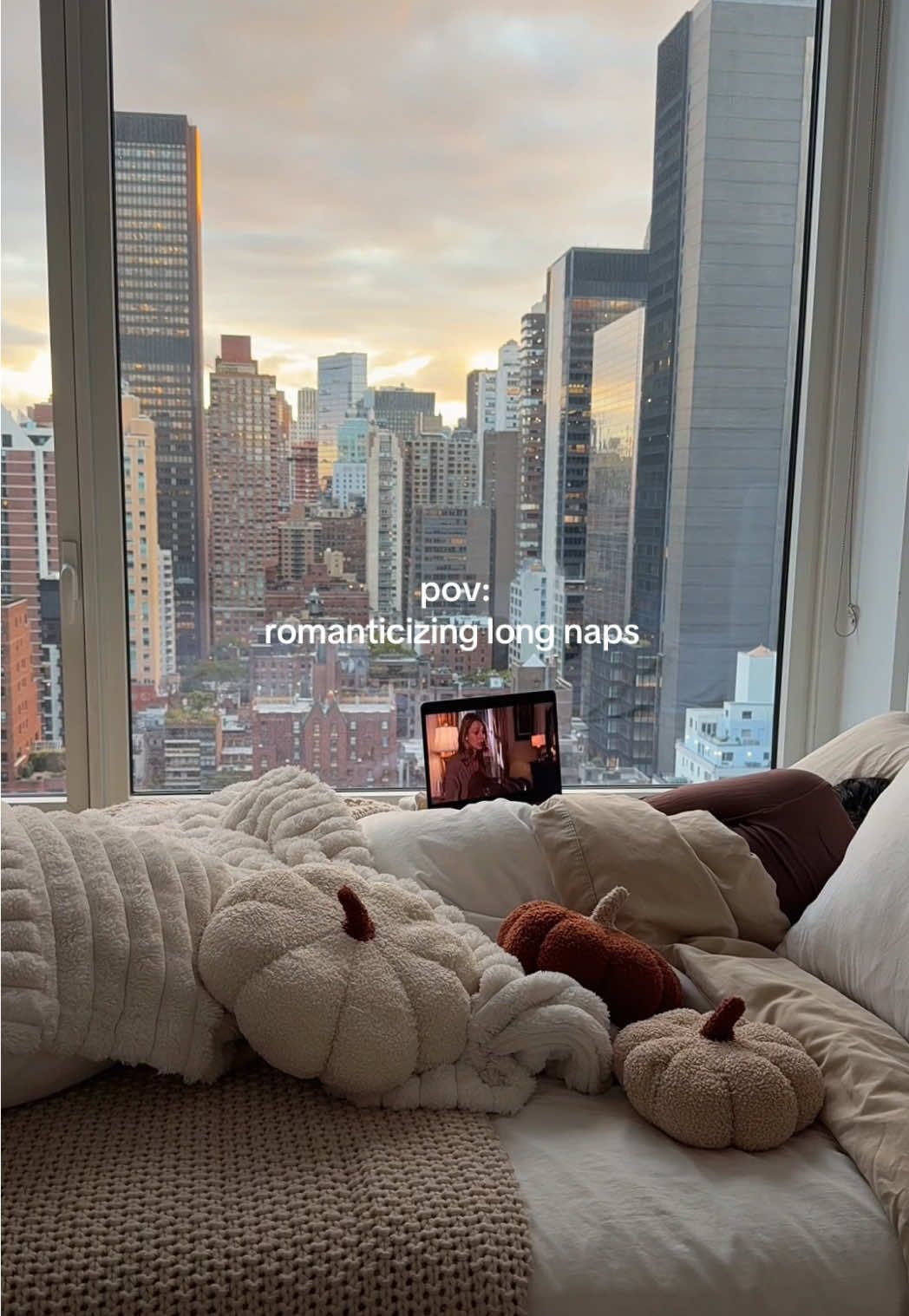 taking long naps >> #naptime #cozy #nycapartment #sunset #timelapse 