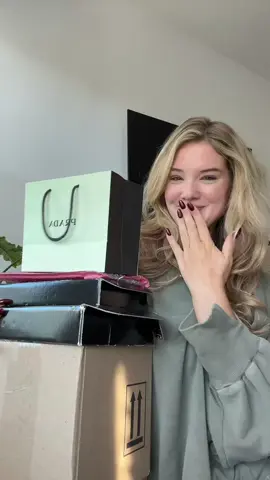 What an incredible mail week omg so grateful 😭🫶🏼💌 @pradabeauty @loréal paris usa @buxomcosmetics @Nette NYC #prhaul #prunboxing 