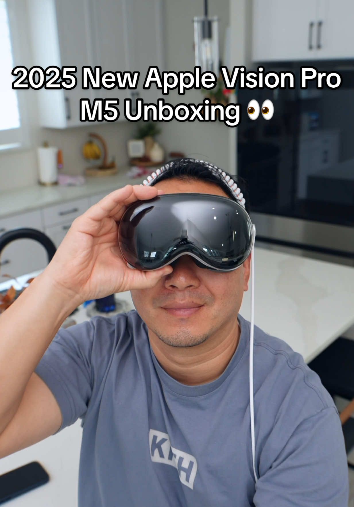 New Apple Vision Pro M5 Unboxing for 2025! The updated headset has 120hz, faster rendering, sharper elements and boosted GPU for smooth gaming. The new Dual Knit band is weighted in the back for better weight distribution and comfort and it feels WAY better. Is this now time to buy one or still skip? #Tech #technology #apple #applevisionprom5 #applevisionpro