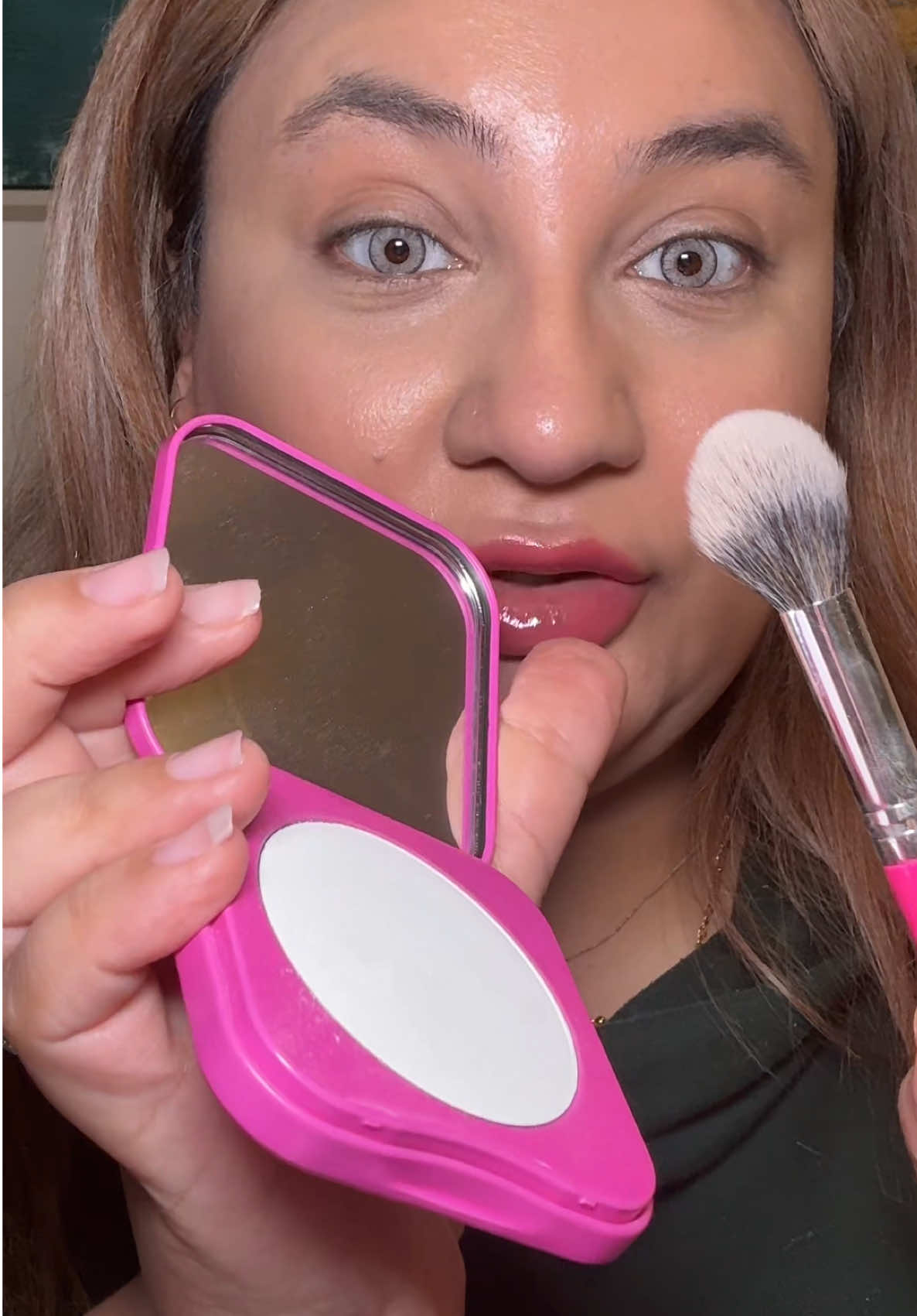 It gives you this smooth filter finish and I love the fact it doesn’t move your make up and the powder is very very fine so in setting your undereyes it doesn’t feel cakey. @Peaches & Cream #fyp #tiktokmademebuyit #oilyskin #pressedpowder 