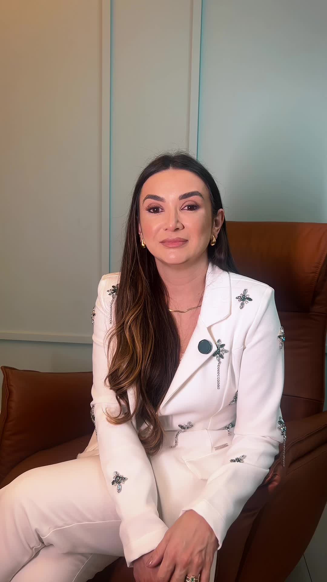 Muita gente fala sobre “a canetinha milagrosa”, mas pouca gente explica o que realmente está por trás do uso do Monjauro. Ele não é um produto estético, e sim um medicamento com indicações médicas específicas e que precisa de acompanhamento individualizado. 👉 O segredo não está apenas na aplicação, mas em entender o seu corpo, seus hormônios e seu metabolismo. Cada mulher é única e o tratamento também deve ser! 🌸 📍Converse com um médico de confiança antes de usar qualquer medicação para emagrecimento. Cuidar da sua saúde é o primeiro passo para o bem-estar. 💪✨ Com carinho, Dra. Kátia Pinto 💖 Ginecologista CRM-PR 30820 | RQE 31929 Especialista em Saúde Íntima e Bem-Estar Feminino