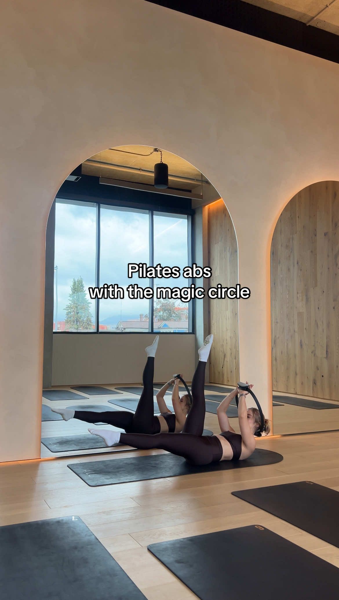 Back to cook your core with the Pilates ring/magic circle! Enjoy my loves 📍ALL Studio, Vancouver  #matpilates #pilatesabs #pilatescore #pilatesringworkout 