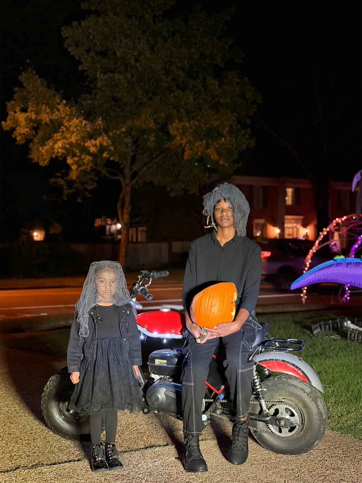 This is your sign to do your own pumpkin head photoshoot outside your home🎃 #october #fall #pumpkin #fypシ #family 