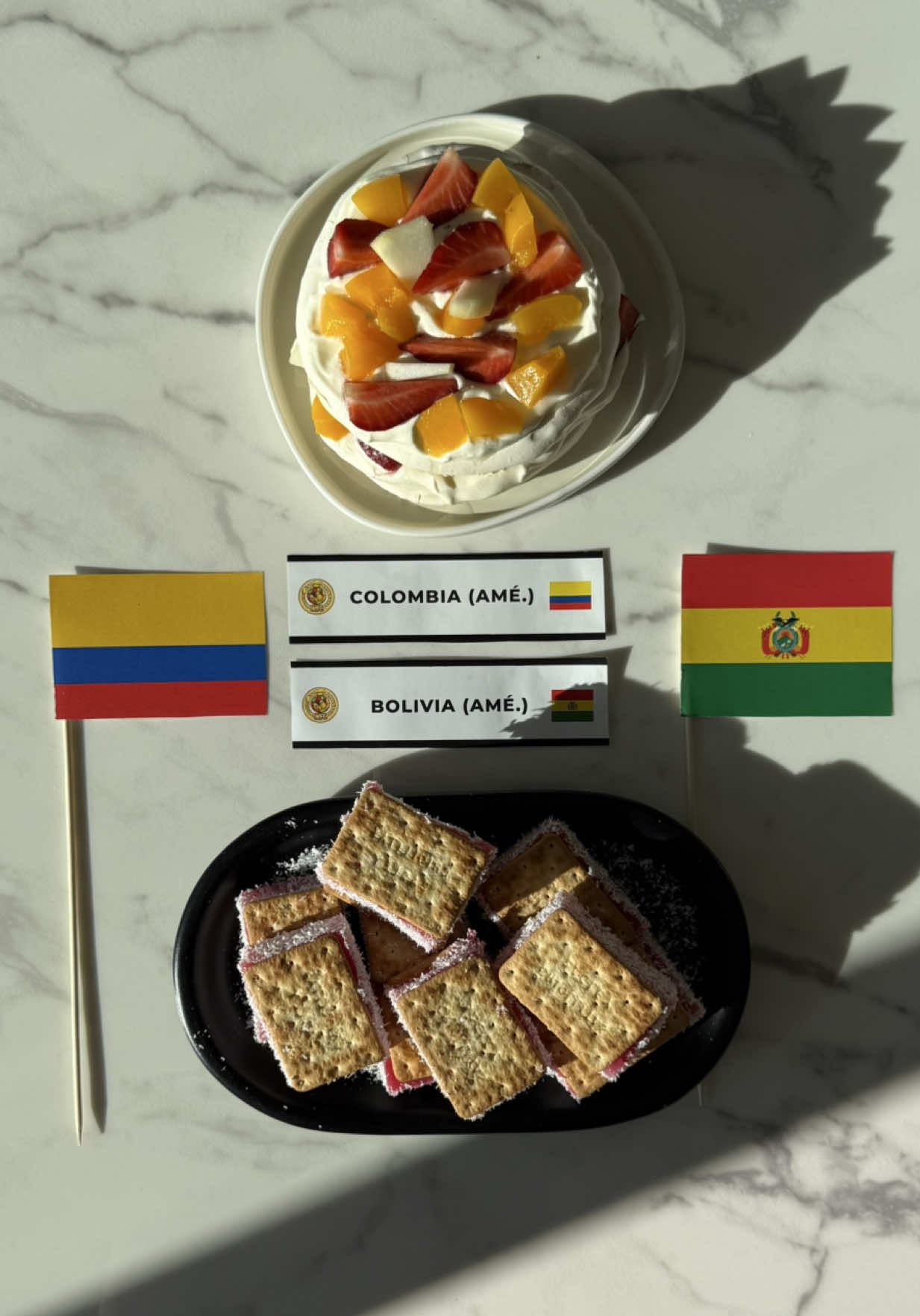 MUNDIAL DE LA GASTRONOMÍA - CUARTOS DE FINAL: MERENGON 🇨🇴 vs ALFAJORES BOLIVIANOS 🇧🇴  . Arrancan los cuartos y cambiamos de terreno: ahora se juega en modo dulce 🍮 . En este cruce, Colombia llega con el clásico merengón: un postre que mezcla las capitas crocantes del merengue junto con la crema y la fruta que le aportan mucha frescura 🥰 y Bolivia responde con sus alfajores bolivianos, crocantes por fuera y gelatinosos por dentro! ✨ . 👉🏼 Votación abierta en este video!  👉🏼 Hay 1 semana para elegir, cierra el 28/10  👉🏼 El ganador avanza a semifinales donde los representará otra cosa! 🏆 . ¿Team merengon o team alfajores? Esta competencia ya pasó a otro nivel👇🏼 • #recetas #mundial #worldcup #food 