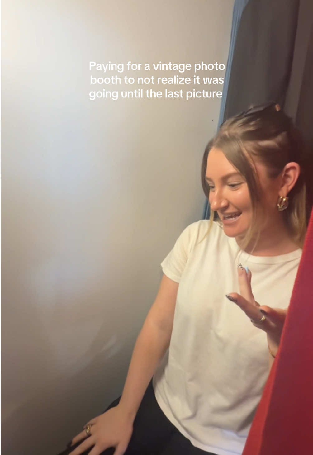 At least I locked in for the last pic 😔✊🏻 #photobooth #vintagepictures #photoboothvideo 