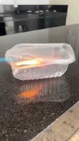 Cansei dos potes de plástico que vazam, pegam cheiro e deformam com o tempo. Troquei por esses de vidro hermético e a diferença é absurda. Não vaza nada, não pega cheiro e dá pra guardar ou congelar arroz, carnes e refeições prontas sem medo. Se quiser testar também, é só clicar no carrinho laranja e pegar o seu kit agora. #potesdevidro #cozinhapratica #dicadecasa #organização #vidrohermetico 