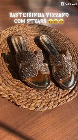 Rasteirinha Vizzano com strass 🤩  A rasteirinha Vizzano é aquele modelo que une conforto, elegância e muito charme. 💎 Com tiras amplas cheias de pedrarias, ela valoriza os pés e garante aquele destaque especial, seja no dia a dia ou em um look mais sofisticado. Disponível nas cores dourado e prata, perfeitas para quem ama estar bem vestida em todos os momentos do passeio casual ao evento à noite. 👡💖