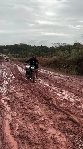 Muita lama gente #RegistroDevida #estrada #ruim #lama 