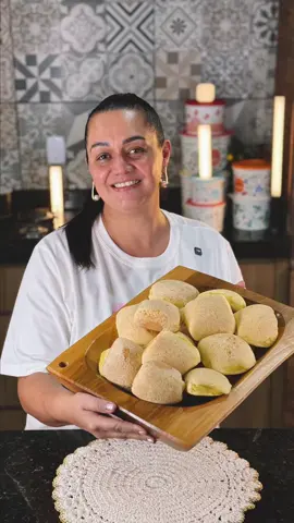 Pão de Queijo Mineiro Fácil de fazer e com um sabor incomparável! Ingredientes (medida do copo utilizado - 200ml) 6 copos de polvilho doce 2copos de leite 1 copo de água 1 copo de óleo (ou banha de porco) 4 copos de queijo ralado meia cura 11 ovos (usei caipira - ovos pequenos) Sal a gosto  Assista o vídeo e acompanhe o modo de fazer! #paodequeijo #paodequeijomineiro #receitacaseira #receitafacil #viral 