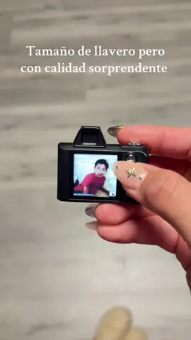 Mini cámara digital portátil 📸 tamaño llavero pero con calidad sorprendente 🔥 perfecta para viajes, vlogs o capturar momentos en cualquier lugar 💕 #MiniCamara #DigitalCamera #KeychainCam #VlogCamera #gadgettrendy 