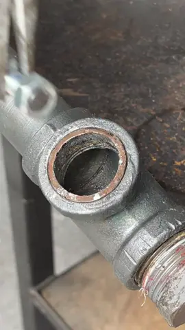 The genius way to remove broken fittings 🔧💡 The plumber turned into a metal surgeon. #USA #PipeHack #ShopGenius 