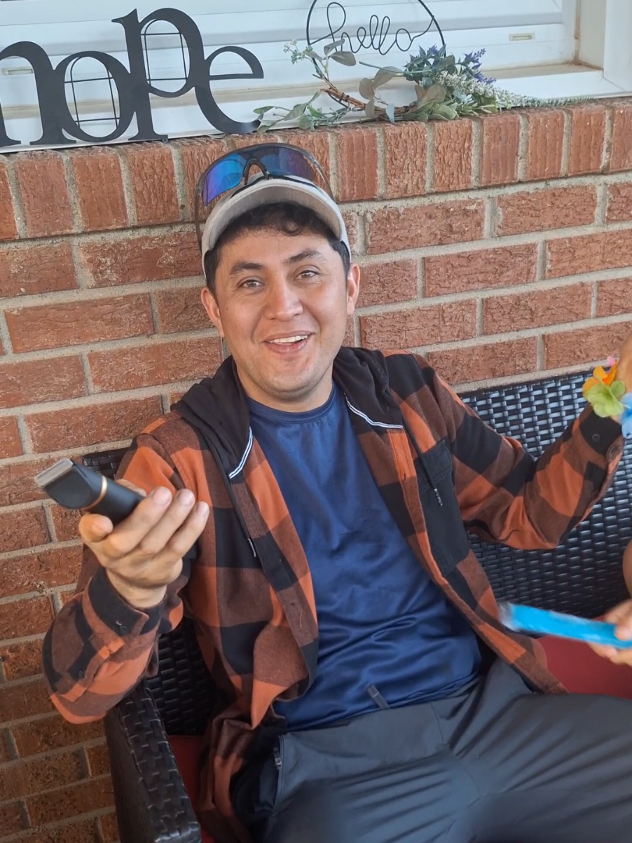 Le regalé una afeitadora… ahora anda buscando la barba que ya no tiene 😂”#afeitadora #couplehumor#humor #beardgone #corteperfecto 