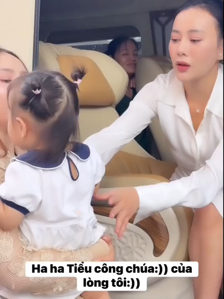 Hình ảnh Phương Oanh đưa con đến phim trường gây chú ý