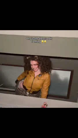 “greek goddes” when literally nothing about her face is natural 😭 #demitrakalogeras #fyp #foryoupage #xyzbca #kalogerassisters @demitrakalogeras @sundaykalogeras @Eliana Kalogeras 