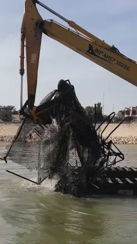 الان تم دخول كرين داخل النهر خاص بالحشد الشعبي للبحث عن القفاصه وخراجها من اجل العثور على الشاب حسين 