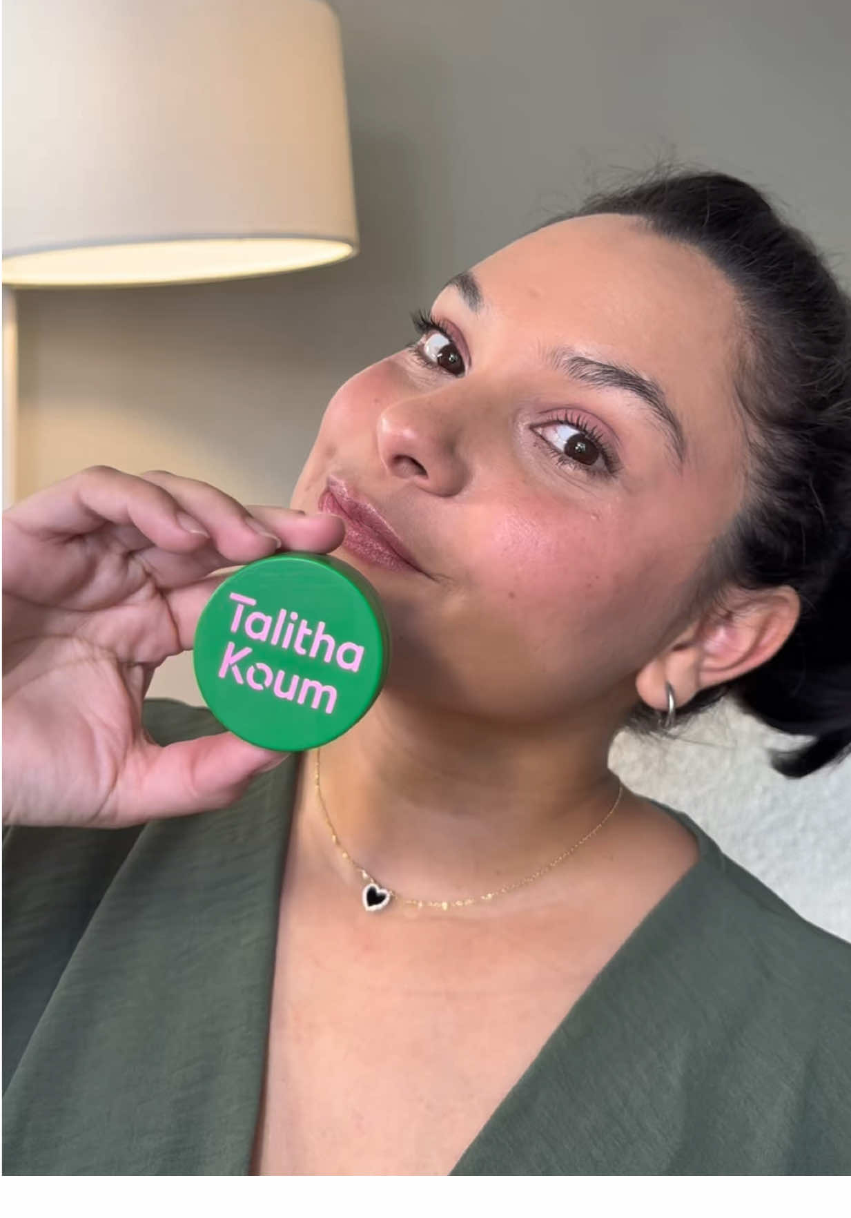 Formulado con 7 aceites de origen vegetal para nutrir tus labios 😮‍💨🌱❤️ @TALITHA KOUM US 👌  #talithakoum #lipcurebalm #nourishedlips #lipcaretips #skincareroutine 
