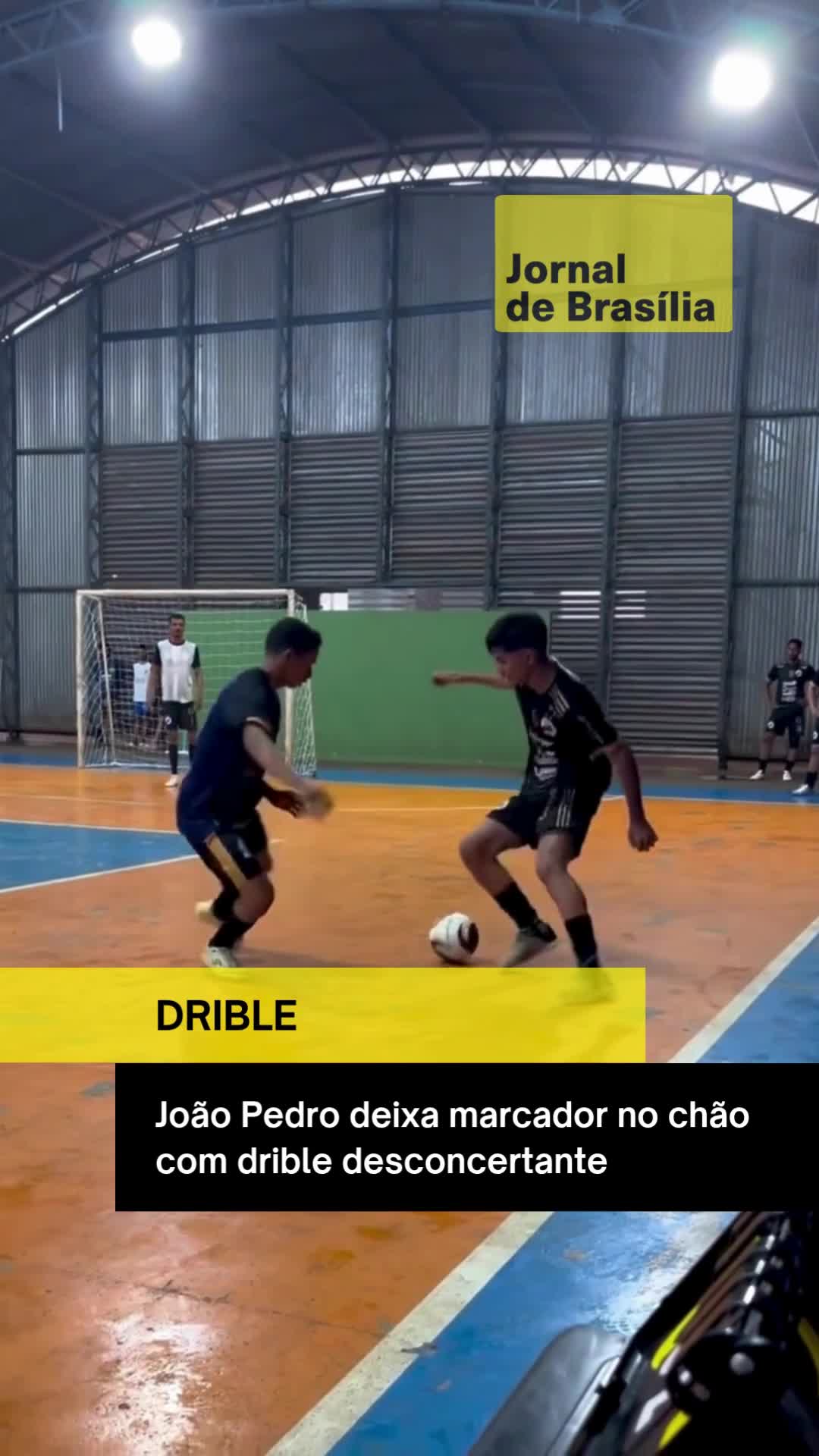 ⚽ No lance, João Pedro recebe a bola pela esquerda da quadra e mostra que algo especial vai acontecer. Com um corte rápido para a direita, ele atrai o marcador, mas a jogada estava apenas começando. 💨 Em seguida, faz uma linda puxada e retorna para a esquerda com precisão e leveza. O marcador se desequilibra, escorrega e cai no chão, enquanto João Pedro segue livre em quadra. 🎥 O drible se tornou um momento desconcertante e digno de replay, impressionando torcedores e viralizando nas redes sociais. 📹: jp.carvalho07 (ig) | dede_clipss (ig) | myhoodbr #jornaldebrasilia #marcador #drible #futebol #quadra
