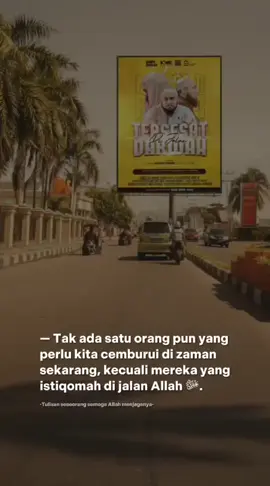 TIDAK ADA YANG PERLU DICEMBURUI Di zaman ini, tak ada satu pun yang layak kita iri. Bukan mereka yang viral, kaya, atau terkenal. Tapi mereka yang istiqomah di jalan Allah ﷻ, tetap taat di tengah fitnah, dan teguh saat banyak yang goyah. Allah ﷻ berfirman: “Sesungguhnya orang-orang yang berkata, ‘Tuhan kami adalah Allah,’ kemudian mereka tetap istiqomah, maka tidak ada rasa takut pada mereka dan mereka tidak pula bersedih hati.” (QS. Al-Ahqaf: 13) Rasulullah ﷺ bersabda:  “Tidak ada hasad (iri) kecuali kepada dua orang: seseorang yang Allah berikan harta, lalu ia menginfakkannya di jalan Allah, dan seseorang yang Allah berikan ilmu, lalu ia amalkan serta ajarkan kepada orang lain.” (HR. Bukhari dan Muslim)