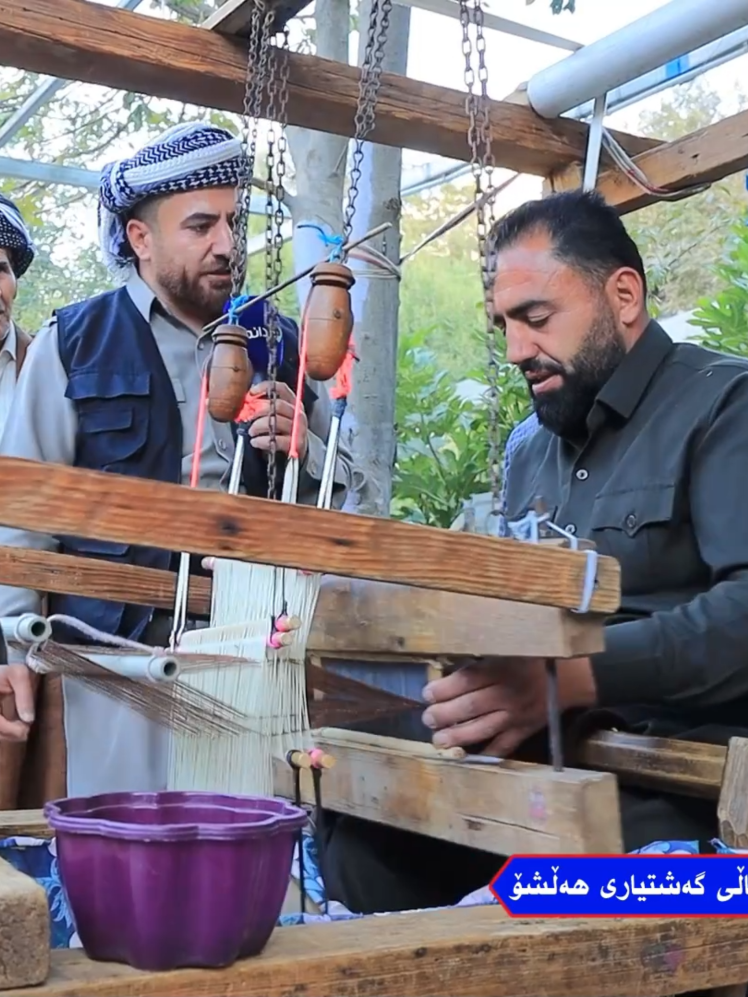 پێچاڵ و بەرهەم هێنان و دروست کردنی قاتی شاڵ بەم شێوەیەکە خەڵکێکی حەز بە لەبەکردنی دەکەن لە بۆنە کوردەواریەکان فیستیڤاڵی هەڵشۆ  بەرنامەی بەرهەمی خۆمانە #قەڵادزێ #ڕانیە #سلێمانی #هەولێر #کوردانە #kurdanatv #هەڵشۆ