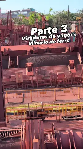 Como são descarregados os vagões de minério de ferro na Vale, são um total de 08 viradores sendo 2 vagões de 100 toneladas cada virados de cada vez no Porto de Ponta da Madeira em São Luis do Maranhão MA 