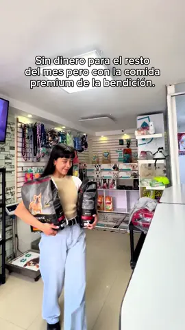 ¿Cuántos más llegando a fin de mes así? 😂  Recuerda que manejamos comidas especializadas para sus peluditos, escríbenos 👀 #veterinaria #bogota #perros #gatos #meme 