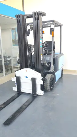 Montacargas eléctrico TEU, 2.5 toneladas de capacidad, con Rotador de uñas CASCADE #fyp #lithium #forklift @jgcimportadores 