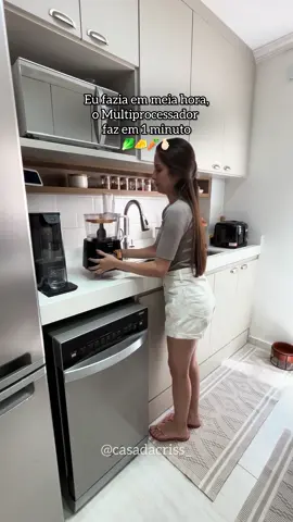 Um aliado na cozinha 😍🤌🏻 Esse Multiprocessador é maravilhoso! Ele é 6 em 1, rala, fatia e tritura os alimentos, vem o liquidificador, e ainda faz sucos. 🤩 Eu escolhi dessa marca, porque sei que é ótima e dura a vida toda. Por isso indico esse pra vocês ☺️ Quem quiser, é só me pedir aqui 💬 . . #achadinhosdashopee #cozinhapequena #utensíliosdecozinha #achadinhoshopee #achadinhosdecasa 