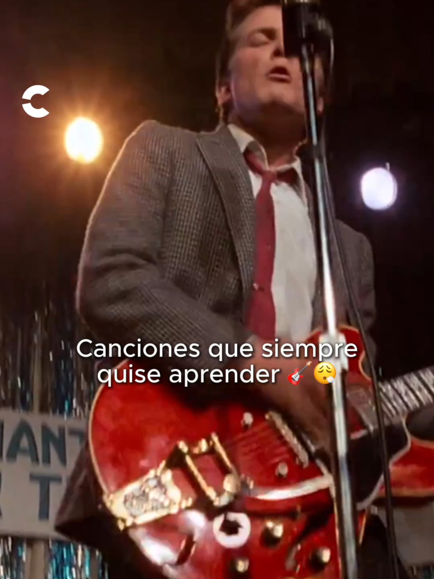 🎸 ¿Cómo olvidar cuando Marty McFly inventó el rock and roll y nos regaló esta escena épica? #VolveralFuturo #escena #rockandroll #fyp #paratiiiiiiiiiiiiiiiiiiiiiiiiiiiiiii #martymcfly #backtothefuture #vintage #soundtrack #Cinépolis #clásicodelcine
