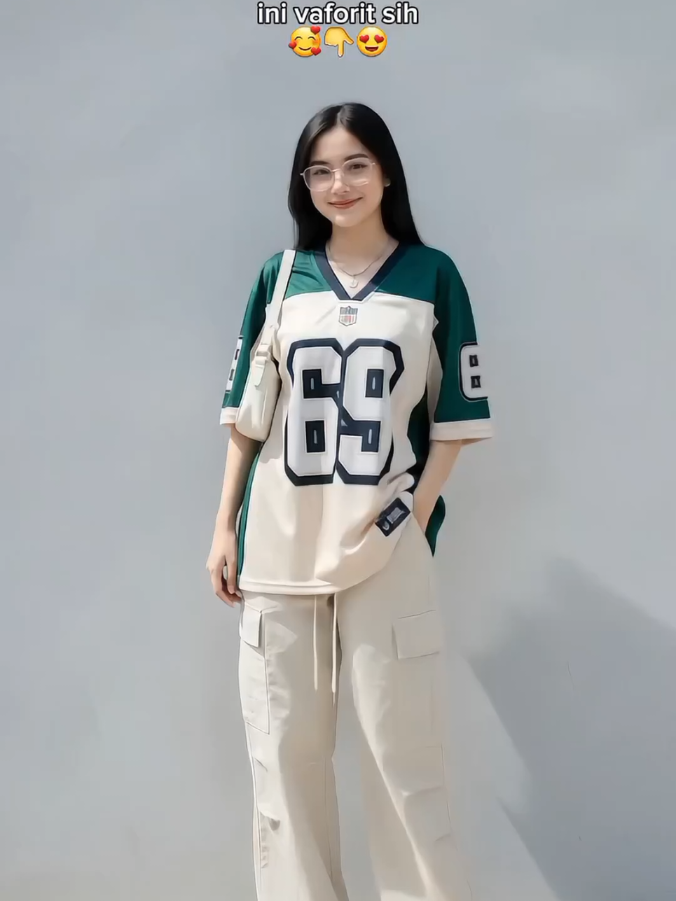 Membalas @littlebear_127 makin stylish sih pakai jersey ini #jersey #outfitoftheday #bajujersey #kaosrugby #trendingoutfits 