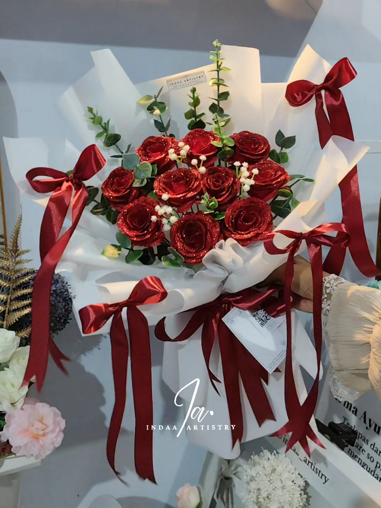 Buket pita kertas putih bunga maroon glitter by request ala korea 🌹✨ #buketmadiun #buketwisudamadiun #buketpita #buketmawar #koreanbouquet 