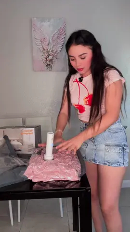 Perfectas para enviar cositas a nuestros países o para llevar tu ropa en la maleta cuando viajas , la caja contiene 15 bolsas y la maquinita viene incluida , son súper resistentes estas bolsas.