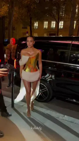 Kim arrived to her Birthday party in Paris #kimkardashian #Paris #paratii 