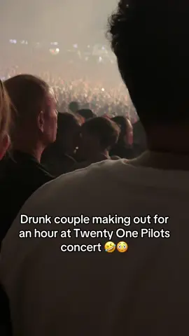That’s true love right there 😭🤣@twenty one pilots #twentyonepilots #21pilots #tylerjoseph #joshdun #virginia 
