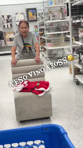 Estelita nomas a eso vino a Ross, a aplastarse😂 @Estelita #gamusita #ross #cansada #vaga #shopping 