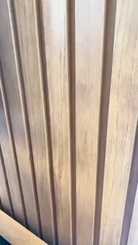 Cansado de paredes sem graça, mas morre de preguiça de reformas longas e caras? Seus problemas acabaram! ​Apresentamos o KIT com 20 Placas de Painel Ripado em MDF (45x11cm). A tendência de decoração mais desejada, agora na versão mais fácil de instalar que você já viu! ​O que você vai amar: ​Instalação Mágica: É só remover a película e colar! Sem sujeira, sem furadeira, sem complicação. Você mesmo faz e o resultado é de arquiteto. ​Toque de Luxo: O ripado adiciona textura, profundidade e aquela elegância que transforma qualquer cômodo – sala, quarto, home office ou hall de entrada. ​MDF Premium: Qualidade e durabilidade que parecem marcenaria sob medida, com o melhor custo-benefício. ​Deixe de sonhar e comece a transformar! Seu ambiente merece esse.