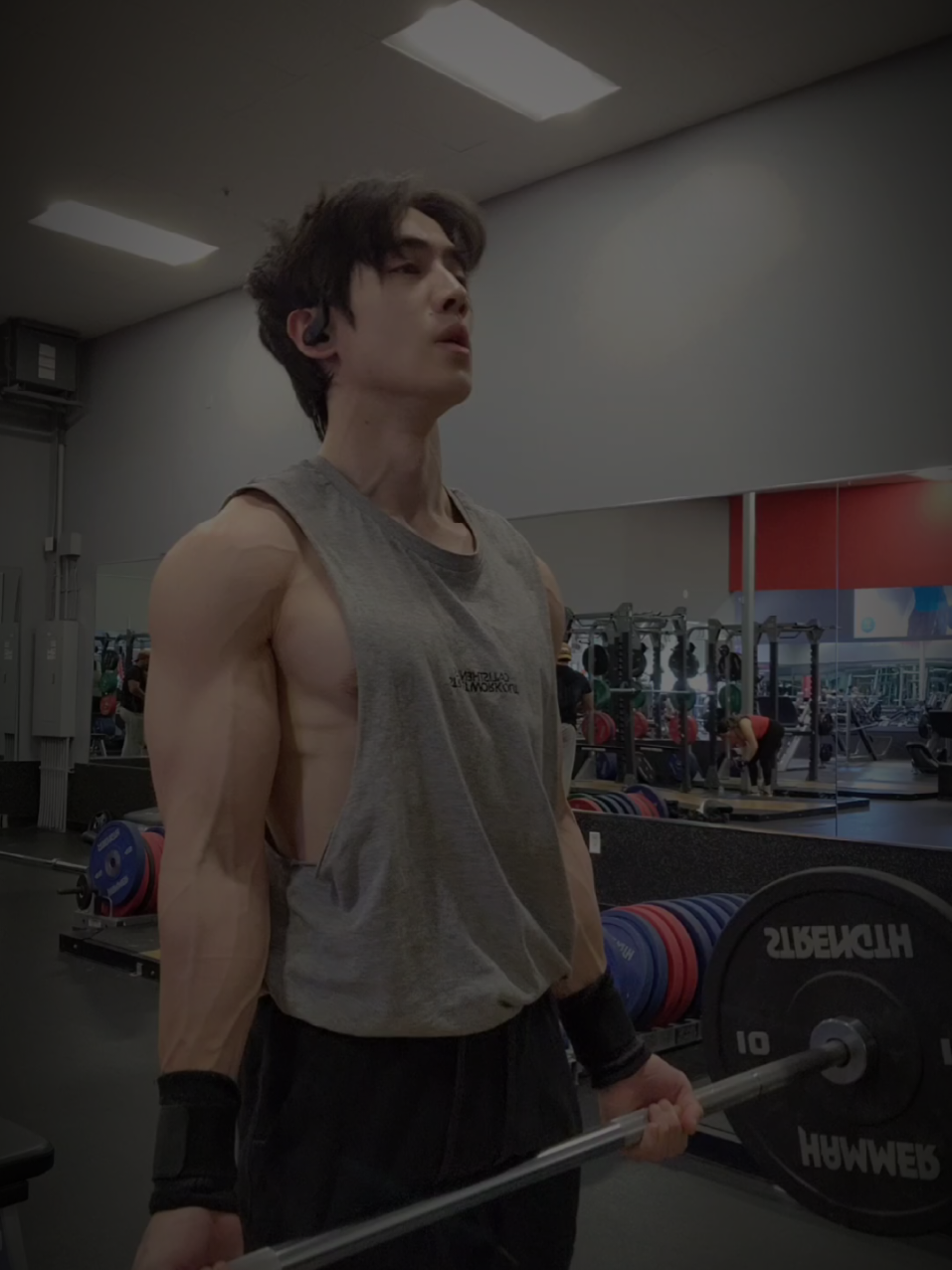 I mainly train calisthenics. but............. I still curl for bigger biceps. 💪 #calisthenics #bicep #bicepcurls #workout #FitTok 