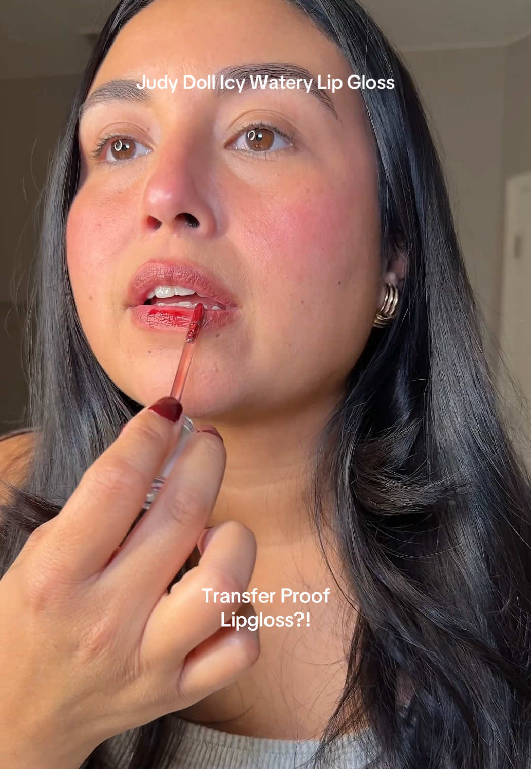 All I needed to hear was TRANSFER PROOF lipgloss! I hate reapplying my lip so this is perfect! The shade range is gorg and you can buy in bundles or individually on TikTok shop. @Judydoll US @Judydoll_official  #lipgloss#transferproof#tiktokshopcreatorpicks#beauty#lipstain 