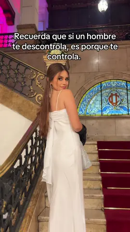 Lo que nos descontrola, nos controla 👇🏼 Si alguien tiene el poder de desregularte emocionalmente, afectar tu autoestima o quitarte tu calma, es porque dependes de esa persona. 👀 Por eso es fundamental que, como mujer, no solo construyas independencia financiera, sino también independencia emocional. Esa es la que realmente te salva de experiencias de baja calidad y te ahorra sufrimiento. La independencia emocional mantiene tu dignidad intacta y tu autoestima fuerte. Te da paz, porque ya no buscas validación afuera; cualquier cosa que te afecte, la transformas volviendo a tu centro. 🧘🏽‍♀️ Cuando dominas el arte de no reaccionar, de no descontrolarte por las acciones de alguien más, te vuelves intocable — porque nadie te controla. No permitas que nadie te saque de tu centro. Actúa siempre desde el 🤍 ✨ ¿Quieres trabajar conmigo directamente? Reserva tu sesión 1:1 desde el link en mi bio. #amorpropio #autoestima #feminidad #consejosparamujeres #desarrollopersonal 