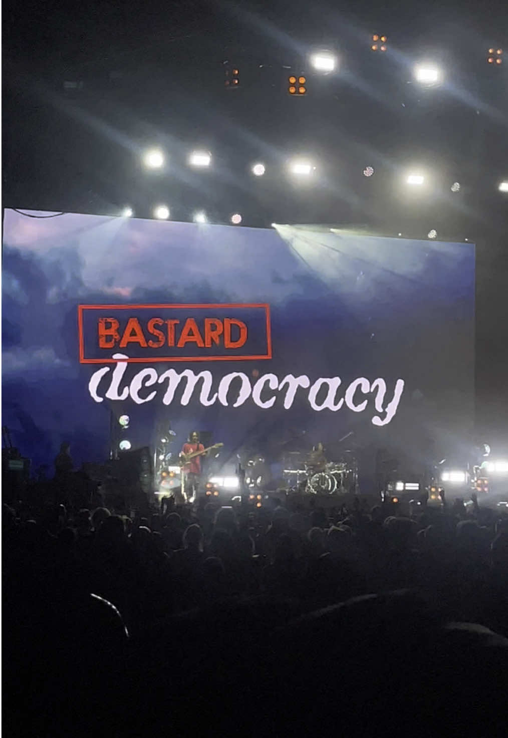 lyrics hit a bit too close to home, bc German politics = pure rage  #oneokrock #oneokrocklive #oneokrockconcert #oneokrockdetoxeuropeantour2025 #oneokrockcologne #concert #concertvideo #rockconcert #rockmusic 