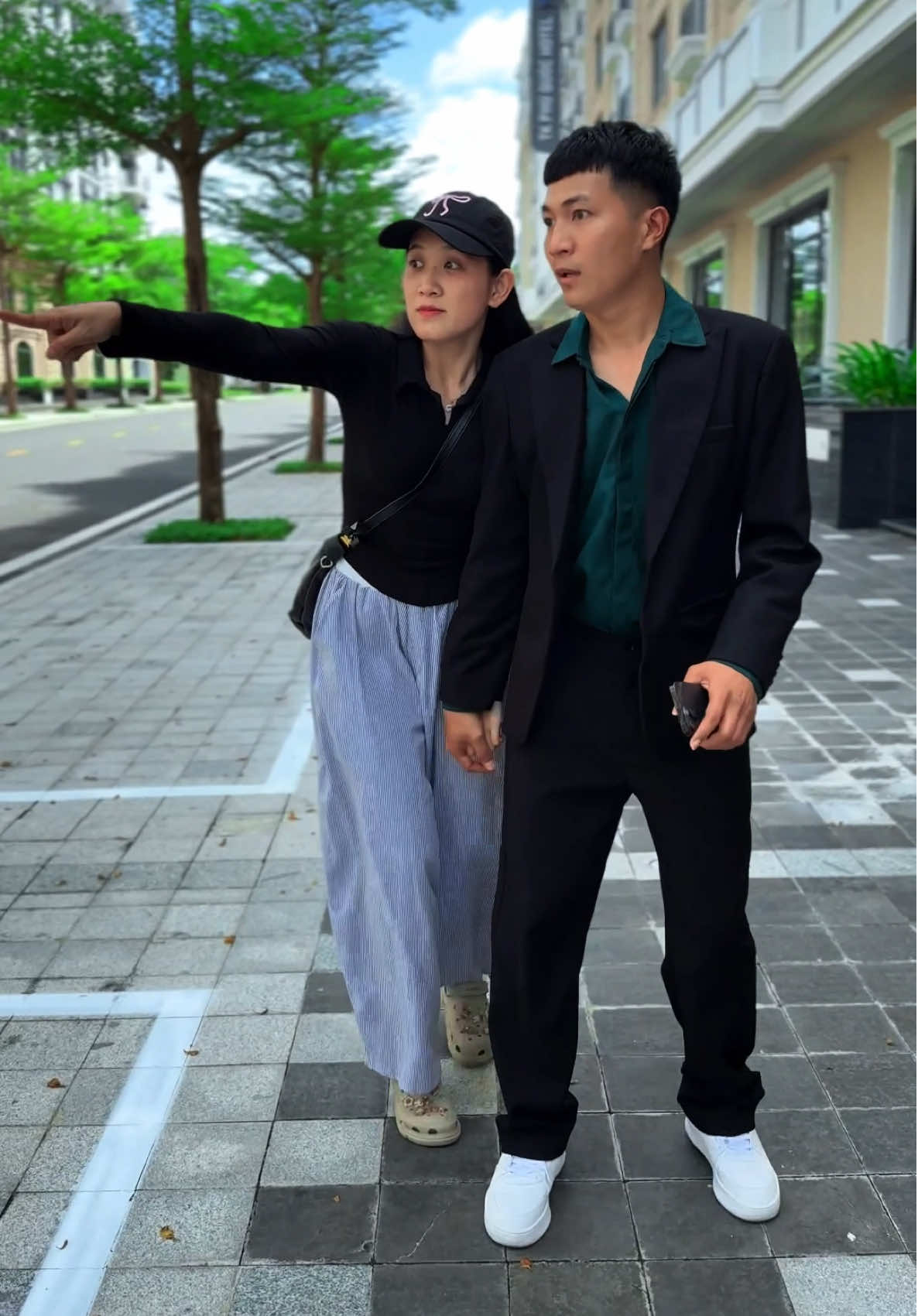 KOTS Ep.115 ONE KIND 🚨 Brave Couple Rescues Lost Girl in the Street! #kindness #humanity #ONEKIND 