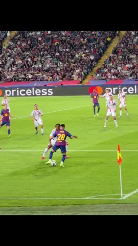 💫 La espectacular elástica de Roony Bardghji que terminó en la asistencia para el hat-trick de Fermín López. 😮‍💨🔥 #FCBarcelona #RoonyBardghji #FermínLópez #UCL #ForçaBarça 