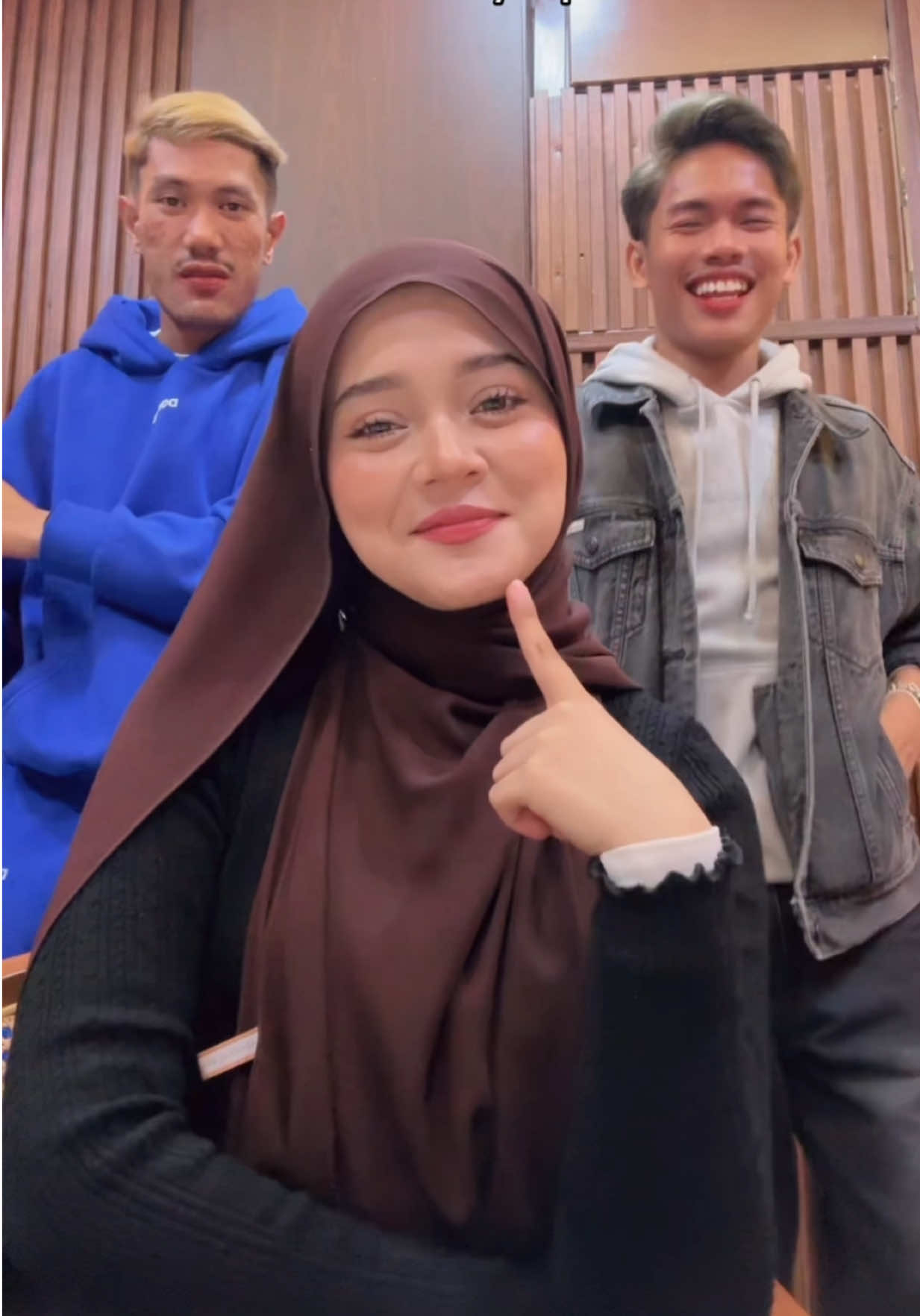 kalau ada 9 nyawa, nak glowup sama siapa? eh ni air pink viral kitsui tu. halal halal jangan risau 